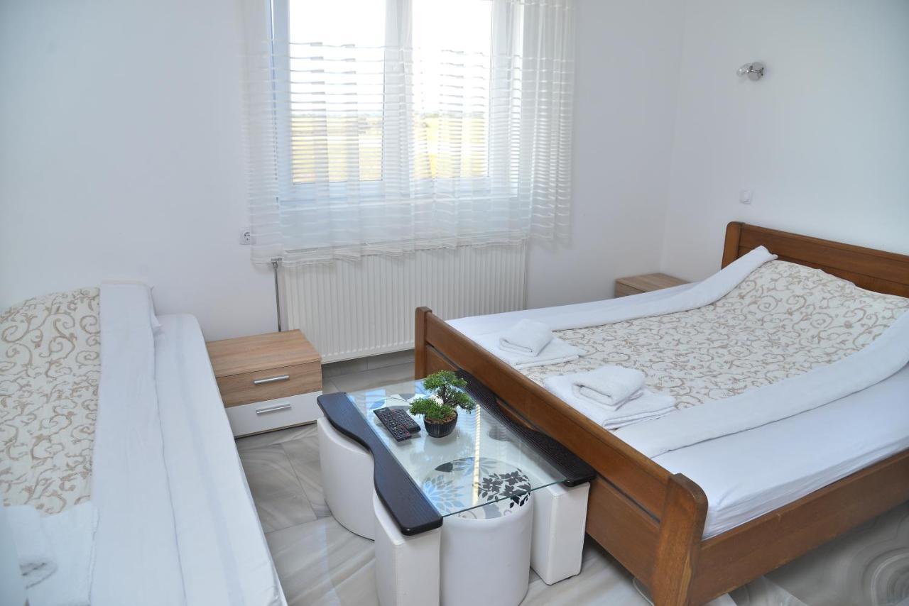 Mesecev Konak Bed and Breakfast Ni Esterno foto