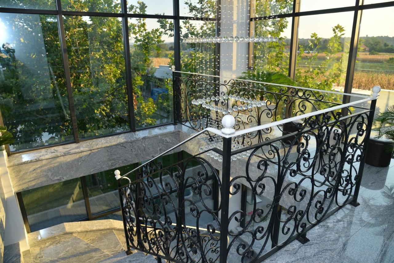 Mesecev Konak Bed and Breakfast Ni Esterno foto